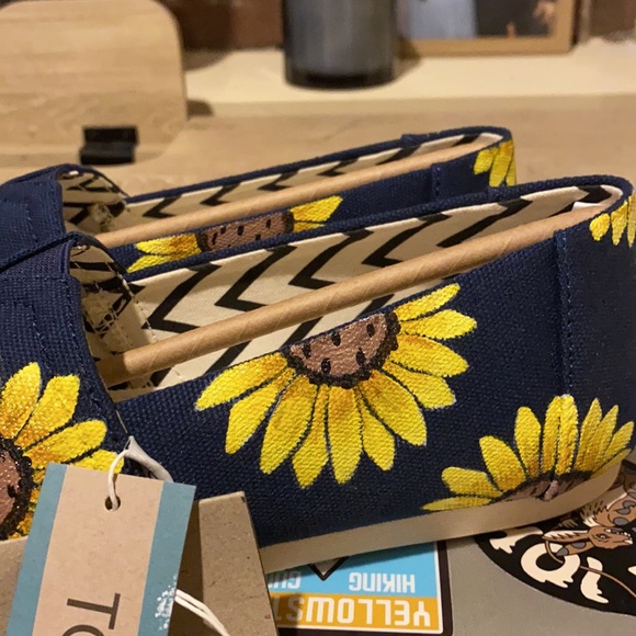 Painted sunflower toms size 8 - Picture 6 of 6